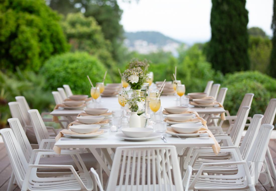A renovated farmhouse surrounded by extensive grounds leading down to the sea, between Toulon and Hyères on the Var coast - photo  n°6
